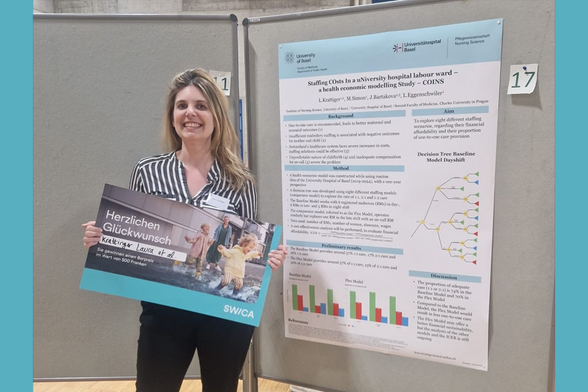 Laura Krattiger mit ihrem Poster und der Preisurkunde