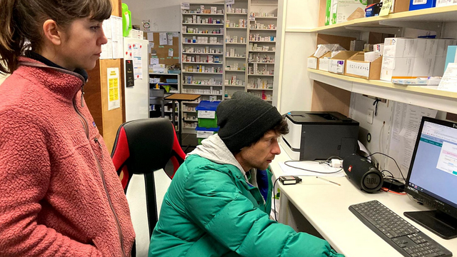 À l’officine de Bugeat, Eliza Castagné et Antoine Prioux vérifient la disponibilité des médicaments sur un ordinateur.