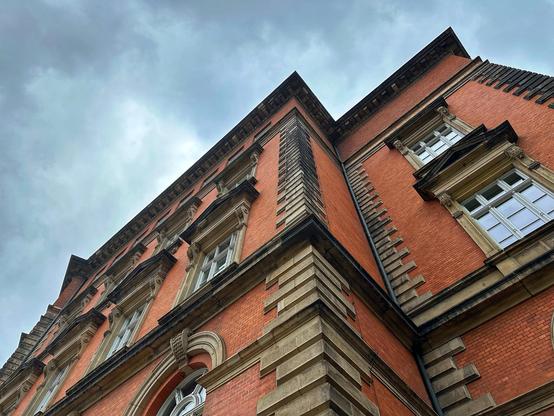 Altbau der Stabi Hamburg vor bewölktem Himmel