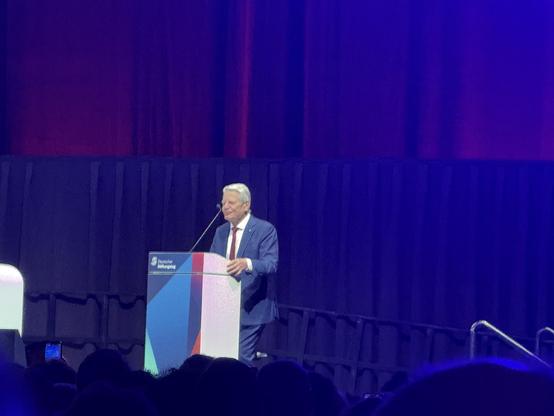 Joachim Gauck am Redepult auf einer blau beleuchteten Bühne.