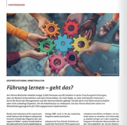 Screenshot aus dem im Post verlinkten Heftartikel mit Aufmacherfoto von neun Händen, die sieben bunte Zahnräder in der Mitte so zusammenhalten, dass sie ineinander greifen. Darunter Dachzeie und Überschrift "Gesprächsthema: Arbeitskultur — Führung lernen – geht das?", gefolgt vom Vorspann und den ersten Zeilen des Artikels.