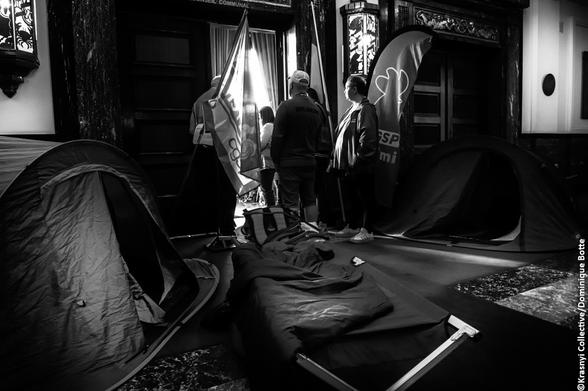 Les manifestants devant l'hôtel de ville de Charleroi
