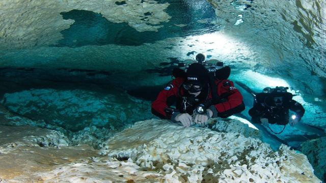 Florian Huber (links) und sein Kollege Christian Howe tauchen 2011 in dem undatierten Foto neben Jahrtausende alten Tropfsteinen in der Höhle „Cenote Las Calaveras“ in Mexiko. (Foto: dpa Bildfunk, picture alliance / dpa | Ulrich Kunz)