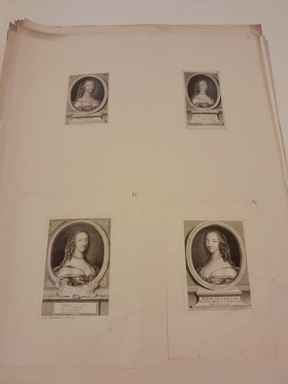 4 estampes représentant Ninon de Lenclos, en portrait médaillon
