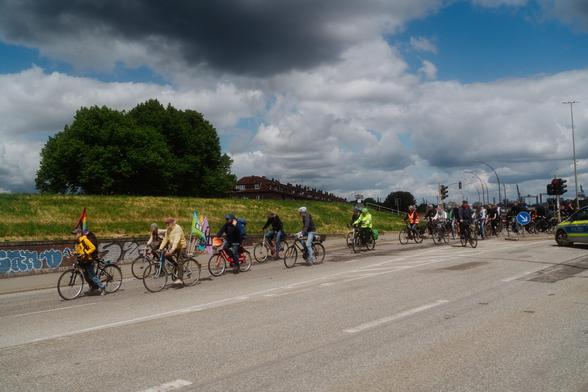 Fahrraddemo-Teilnehmende in Wilhelmsburg auf dem Weg nach Moorburg.