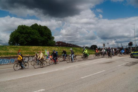 Fahrraddemo-Teilnehmende in Wilhelmsburg auf dem Weg nach Moorburg.