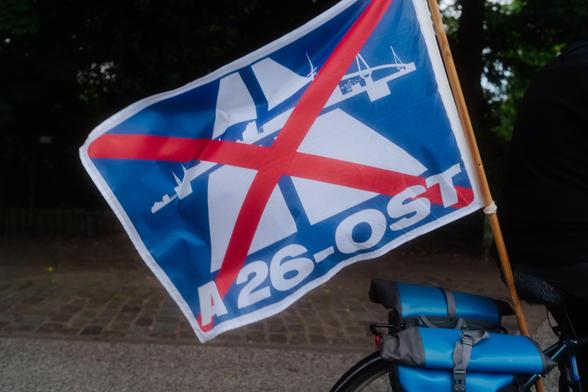 Anti-A26-Ost-Flagge am Fahrrad befestigt.