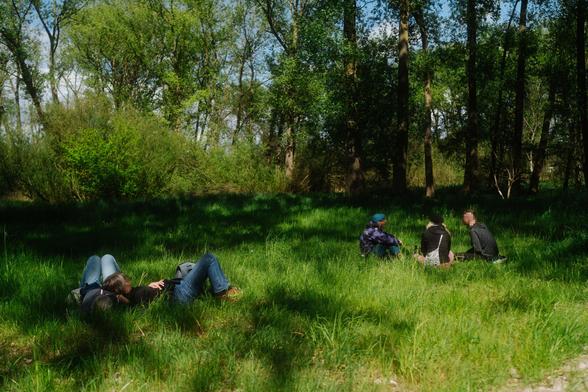 Aktivisti entspannt beim Moor auf einer Wiese chillend.