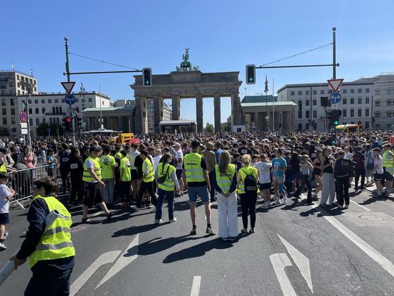 eine große Menschenmenge (Schüler*innen und Helfer*innen) vor dem Brandenburger Tor