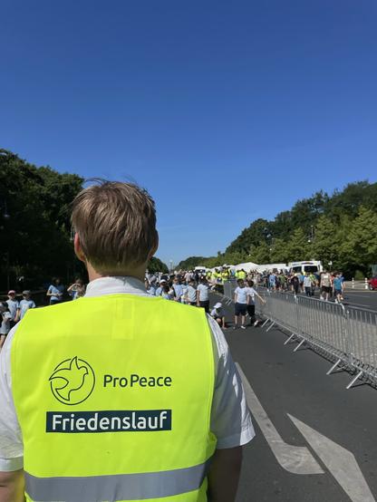 Rückenansicht eines Ordners an der Laufstrecke