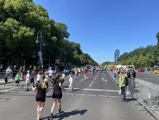 Laufende/rennende Kinder auf der Laufstrecke