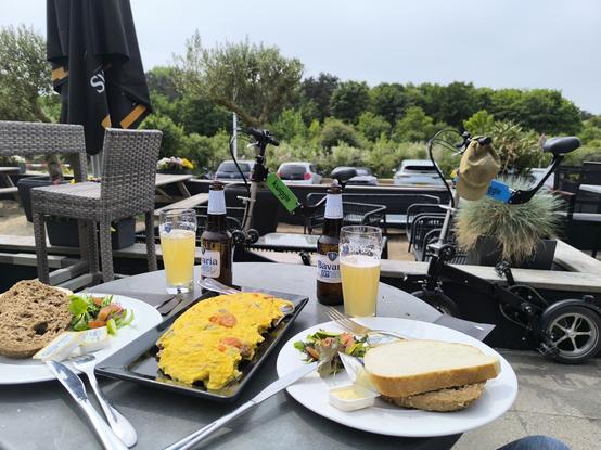 Tisch mit essen, im Hintergrund die Kwiggle Räder