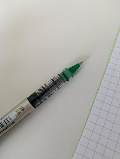 Ein grüner Korrekturstift Marke Mitsubishi für die Abitur-Zweitkorrektur