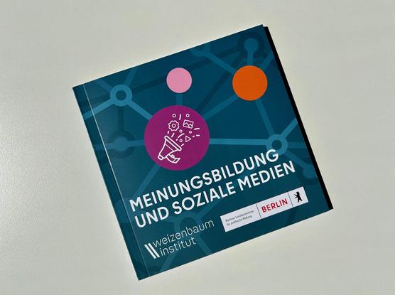 Buchcover "Meinungsbildung und soziale Medien"