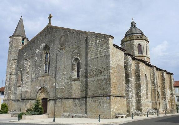 église Saint-Pierre (ancienne collégiale) à #VicFezensac (#Gers) Une première église existe au haut Moyen-Âge et disparaît en grande partie vers 1160. La nouvelle construction commence vers 1190 mais est ravagé...
Suite 👉 https://monumentum.fr/monument-historique/pa32000046/vic-fezensac-eglise-saint-pierre-ancienne-collegiale
#Patrimoine #MonumentHistorique
Photo CC-BY-SA 4.0 : MOSSOT