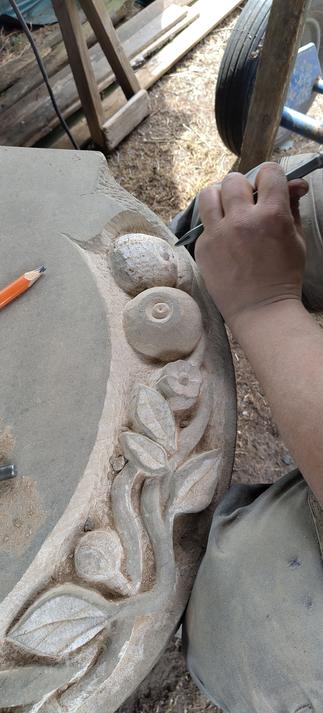 Das Foto zeigt eine Detailaufnahme des Apfelbaum-Ornamentes, das unser Geselle gerade in #Kylltaler Sandstein haut. man sieht auch seine Hand und den Meisel.

Bei der Anordnung des Ornamenten hat ihm Hany, unser Ornamente-Maler aus Damaskus, geholfen. Es ist los ein bisschen ein Gemeinschaftsprojekt.
