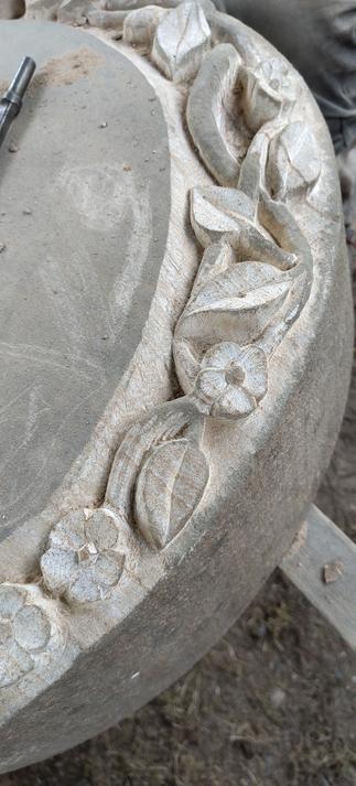 dieses Foto zeigt die Blüten und Blätter weiter oben im Relief.