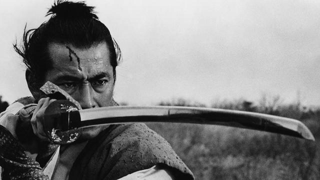 Toshiro Mifune zeigt einem nicht sichtbaren Gegner sein Katana...