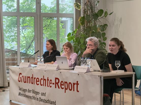 Podium mit vier Personen.