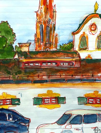 Aquarellierte Finelinerzeichnung auf liniertem Papier. Eine Backsteinkirche hinter dem Pfarramt mit speziellen gelbumrahmten roten Fenstern und grünen Fensterläden, davor zwei parkende Autos