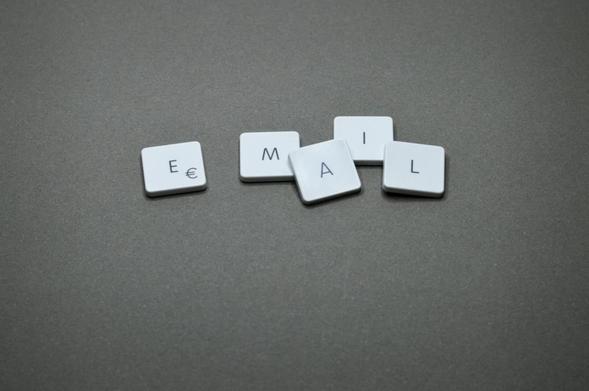 Fichas del juego Scrabble formando la palabra email