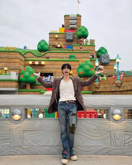 Jin living his best life at Super Nintendo World Japan