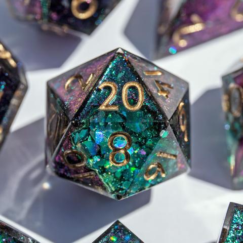 Detailaufnahme des D20. Die Seite mit der 20 liegt oben.