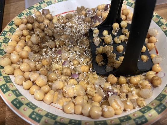 es principio de la mezcla, los garbanzos aun enteros en un plato