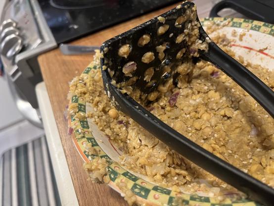 la mezcla a medio camino, una pasta mas bien seca, aun con algunos garbanzos enteros