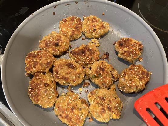 el falafel en el sartén ya cocinado