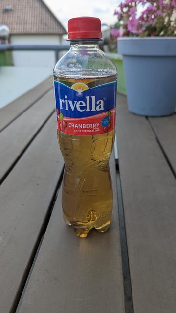 Ein Flasche Rivella mit Cranberry Geschmack.