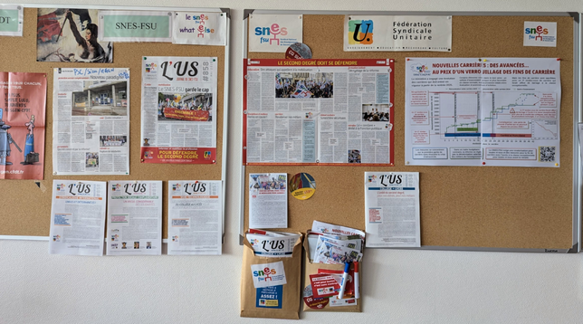 Panneau syndical avec différents documents affichés sur la carrière, les publications du SNES national et académique.