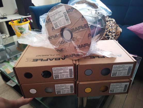 5 špulek filamentu na 3D tisk, kde jedna je dokonce 2,5kg