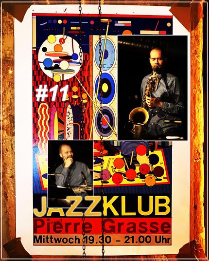Ein Episodenbild. Auf einem Plakat befinden sich zahlreiche bunte Strukturen und Formen. Oben links steht "Jazzkollektiv Halle", in einer Trommel. Darunter "#11". Ganz unten ist zu lesen Jazzklub, Pierre Grasse, Mittwoch 19.30 - 21.00 Uhr. Oben rechts ist ein Photo eines Saxophonisten, mit einem Bariton-Saxophon und unten links ist ein weiteres Foto desselben Saxophonisten, der nach rechts blickt und sein Saxophon auf dem Schoß hat.