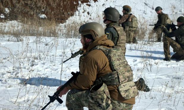 Soldados de infantería de la 13.ª Brigada Operativa Khartiia de la Guardia Nacional de Ucrania prueban nuevas armas en un campo de tiro, en una imagen de archivo. (Ukrinform/NurPhoto via Getty Images)