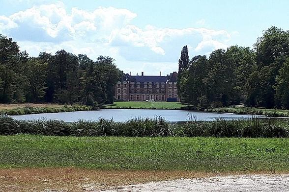 Château de la Borde à #VernouenSologne (#LoirEtCher) Ce château, édifié entre 1643 et 1645, a été peu modifié, mais son environnement a évolué avec les modes jusqu'au XIXe siècle (parc paysager). La pièce lambr...
Suite 👉 https://monumentum.fr/monument-historique/pa00132571/vernou-en-sologne-chateau-de-la-borde
#Patrimoine #MonumentHistorique
Photo CC-BY-SA 4.0 : Chbo91