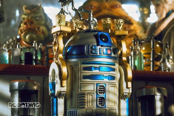 R2D2 is serving drinks around Jabbas Barge. He looks out of the window waiting for Lukes signal. Boba Fett, a Gammorean Guard, Jabba, C3PO and Bib Fortuba can be seen in the background