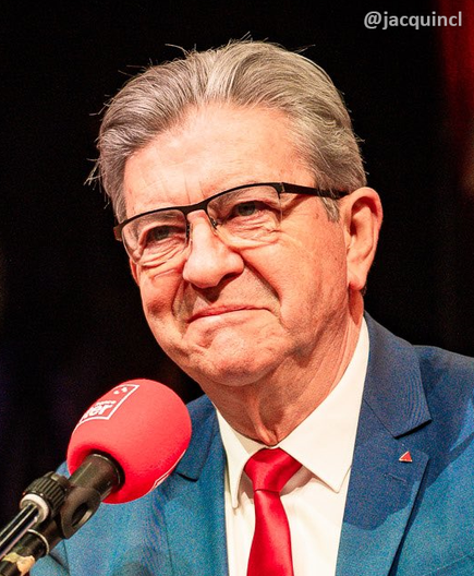 Photo de Jean-Luc Mélenchon avec un léger sourire contrôlé, cravate rouge.