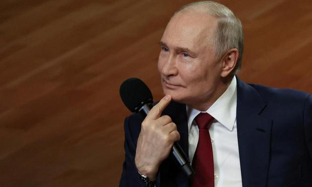Vladimir Putin asiste a una reunión con estudiantes durante su visita al centro Sirius para niños superdotados cerca de Sochi, en la región de Krasnodar, el 19 de mayo de 2025. (Sputnik / Vyacheslav Prokofyev / Pool via REUTERS)