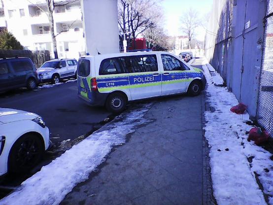 Ein Polizeifahrzeug ohne Sonderrechte parkt quer einen Bürgersteig vollständig zu, obwohl eine mehr als ausreichend große Lücke auf der Straße frei ist.