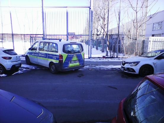 Dieselbe Szene, andere Perspektive zeigt, dass auf der Straße wirklich mehr als genug Platz ist, um gaaanz bequem nicht auf dem Gehweg zu stehen.