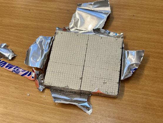 eine packung mannerschnitten, aber die packung ist so aufgerissen, dass alle schnitten als geschlossener block sichtbar sind.