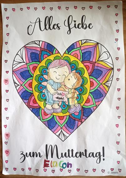 Ein bunt ausgemaltes Ausmalbild, vorgegebener Text "Alles Liebe zum Muttertag", in der Mitte ein Schild "Ich liebe dich". Das "dich" ist durchgestrichen, handschriftlich durch "euch" ersetzt, weiterhin handschriftlich ein "ElaCon" in Regenbogenfarben hinzugefügt.