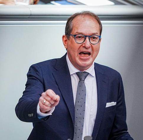 Dobrindt, anklagende Gest