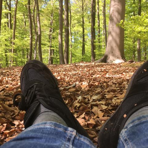 … and here in addition my feet … sitting on the ground next to Lilli, covering her back, looking the other way ...
