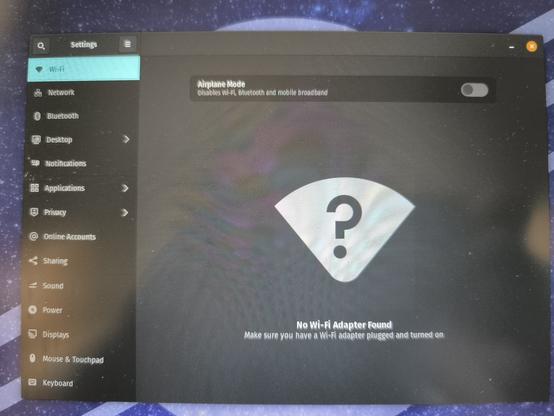 Screenshot der Settings von Pop-OS mit dem Hinweis: No WiFi Adapter found