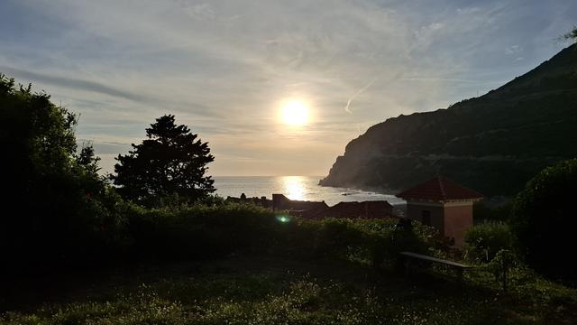 Coucher de soleil depuis ma terrasse dans le Cap Corse. Merci, soleil couchant et falaise appellée "Pointe Blanche"