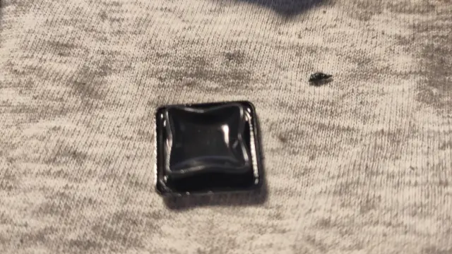 Auf einem Tuch liegt die alte Membran aus dem Ausgleichsbehälter einer zerlegten Bremspumpe der MTB Scheibenbremse Piccola von Trickstuff. Die Membran ist altersbedingt zerknautscht.