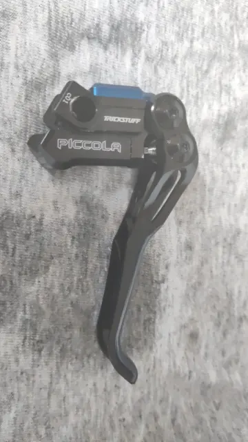 Auf einem Tuch liegen die nach Revision wieder zusammengebaute Bremspumpe der MTB Scheibenbremse Piccola von Trickstuff