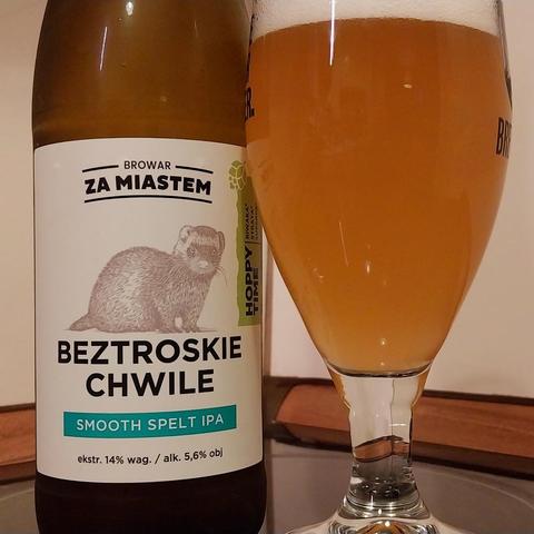A bottle and a glass of polish craft beer - a smooth spelt IPA named "Beztroskie Chwile" by Browar Za Miastem